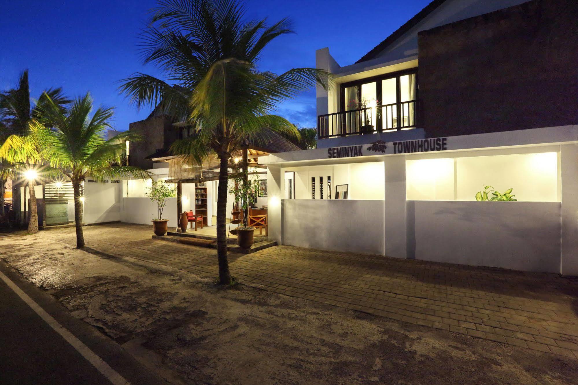 Seminyak TownHouse Aparthotel Bagian luar foto